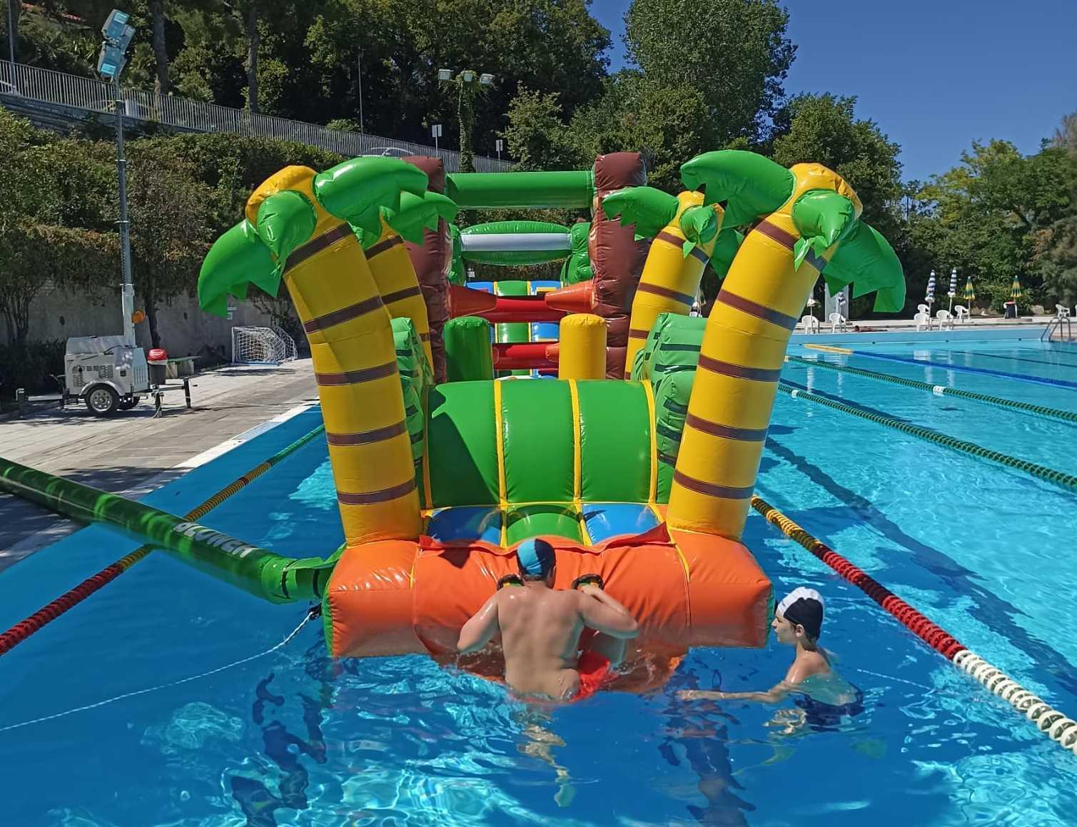 Passetto, riecco la piscina. Aperta per godersi l’estate. Un gonfiabile per i bambini Passetto, riecco la piscina. Aperta per godersi l’estate. Un gonfiabile per i bambini
