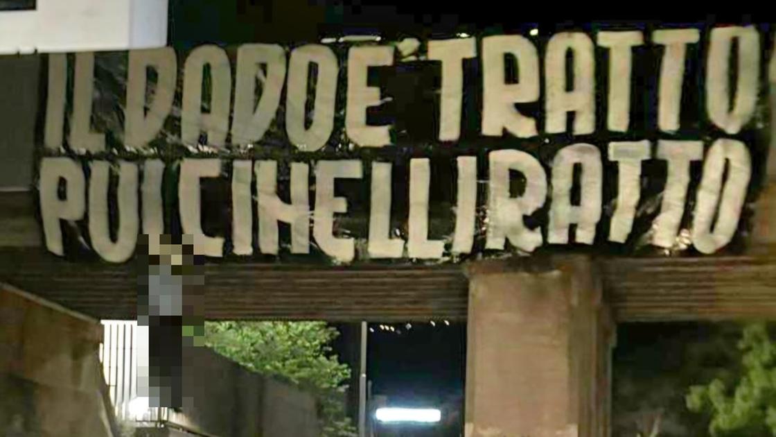 Striscione choc contro Pulcinelli ad Ascoli con manichino impiccato