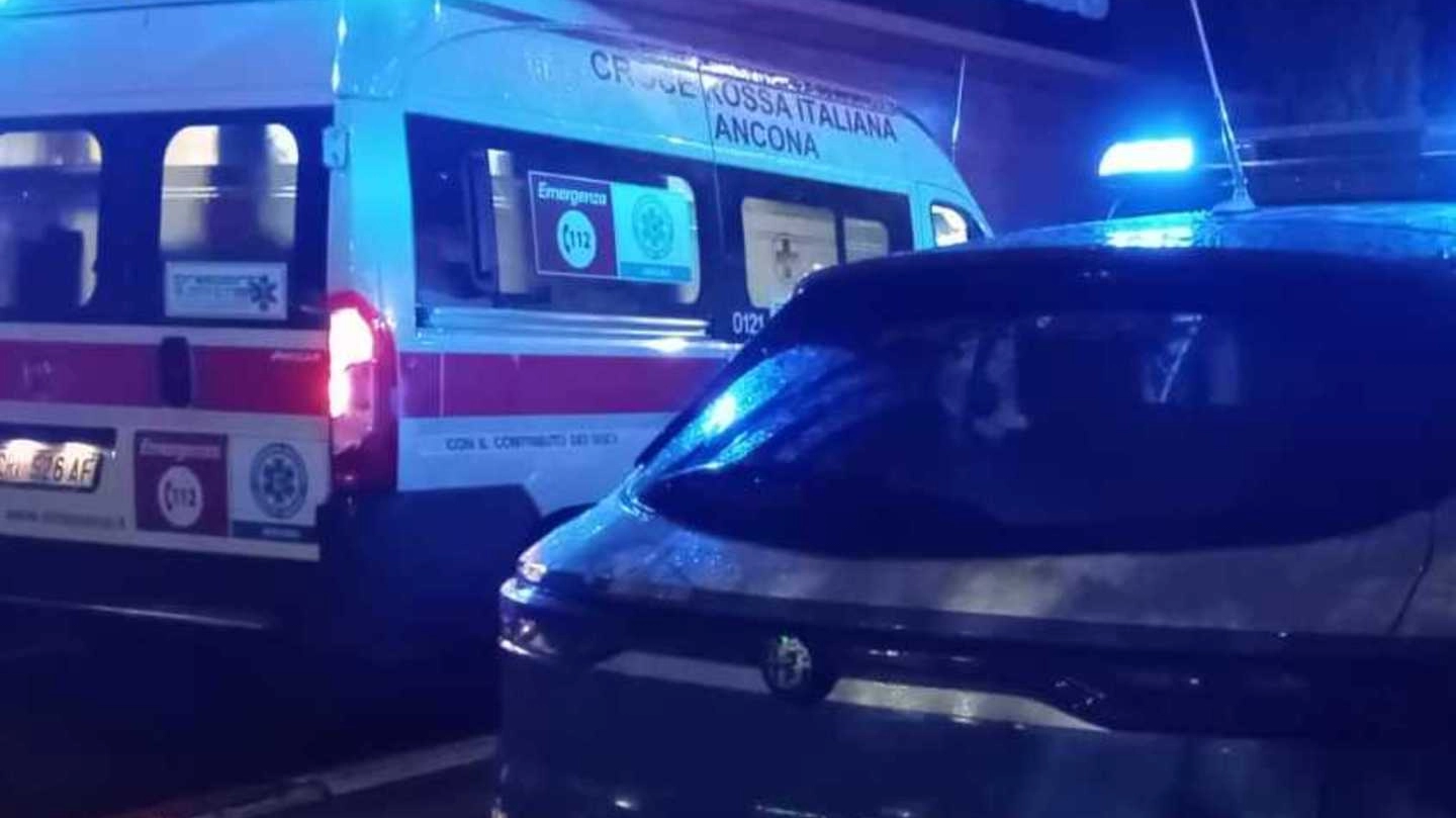 L’ambulanza della Croce Rossa e la volante della polizia l’altra notte alla Baraccola