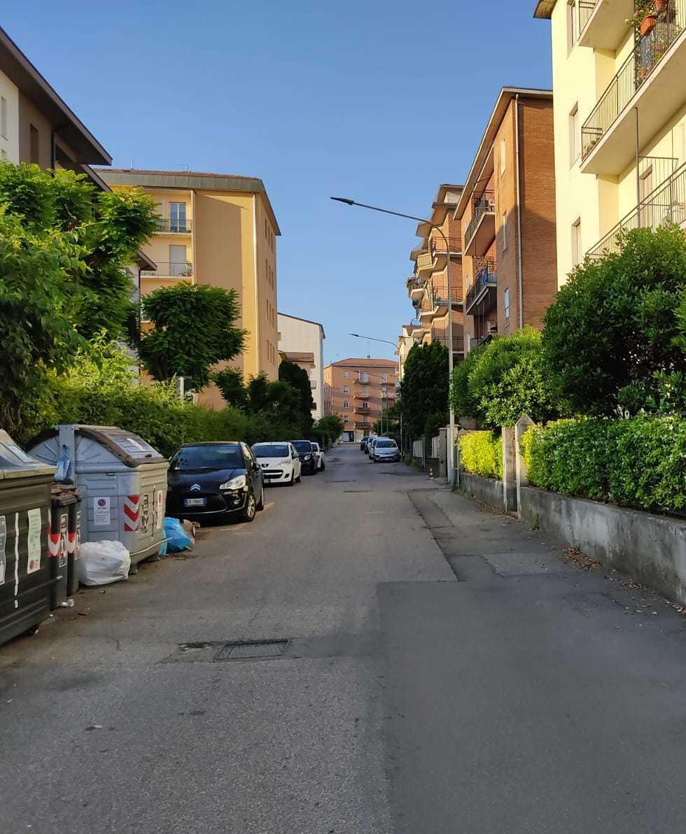 cassonetti sotto la finestra palazzina in rivolta spostateli
