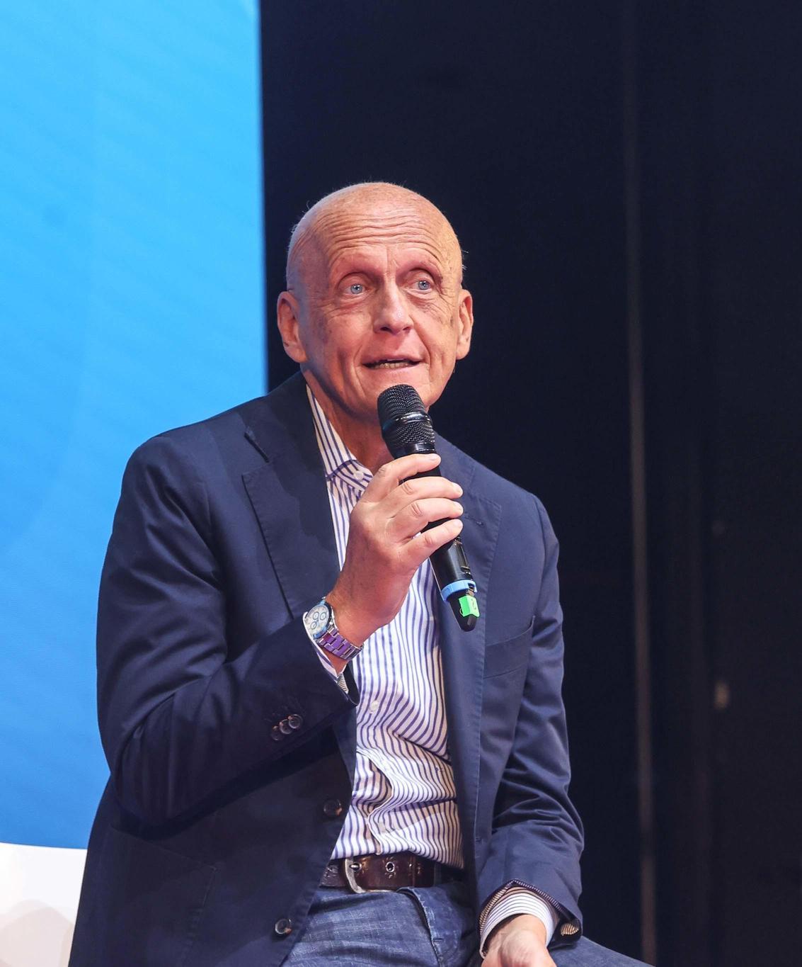 Giovane arbitro aggredito. Solidarietà da tutta Italia. Lo chiama anche Collina Giovane arbitro aggredito. Solidarietà da tutta Italia. Lo chiama anche Collina