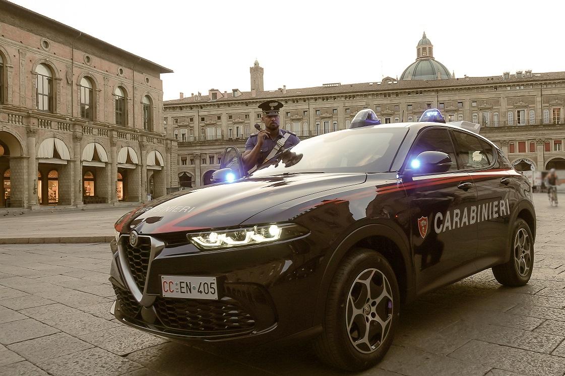 mi hai regalato pochi soldi mendicante aggredisce passante e carabinieri in piazza maggiore a bologna
