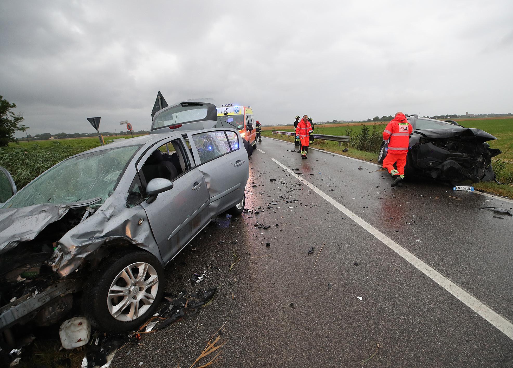 Frontale tra auto sul Dismano, sette feriti di cui uno grave Frontale tra auto sul Dismano, sette feriti di cui uno grave