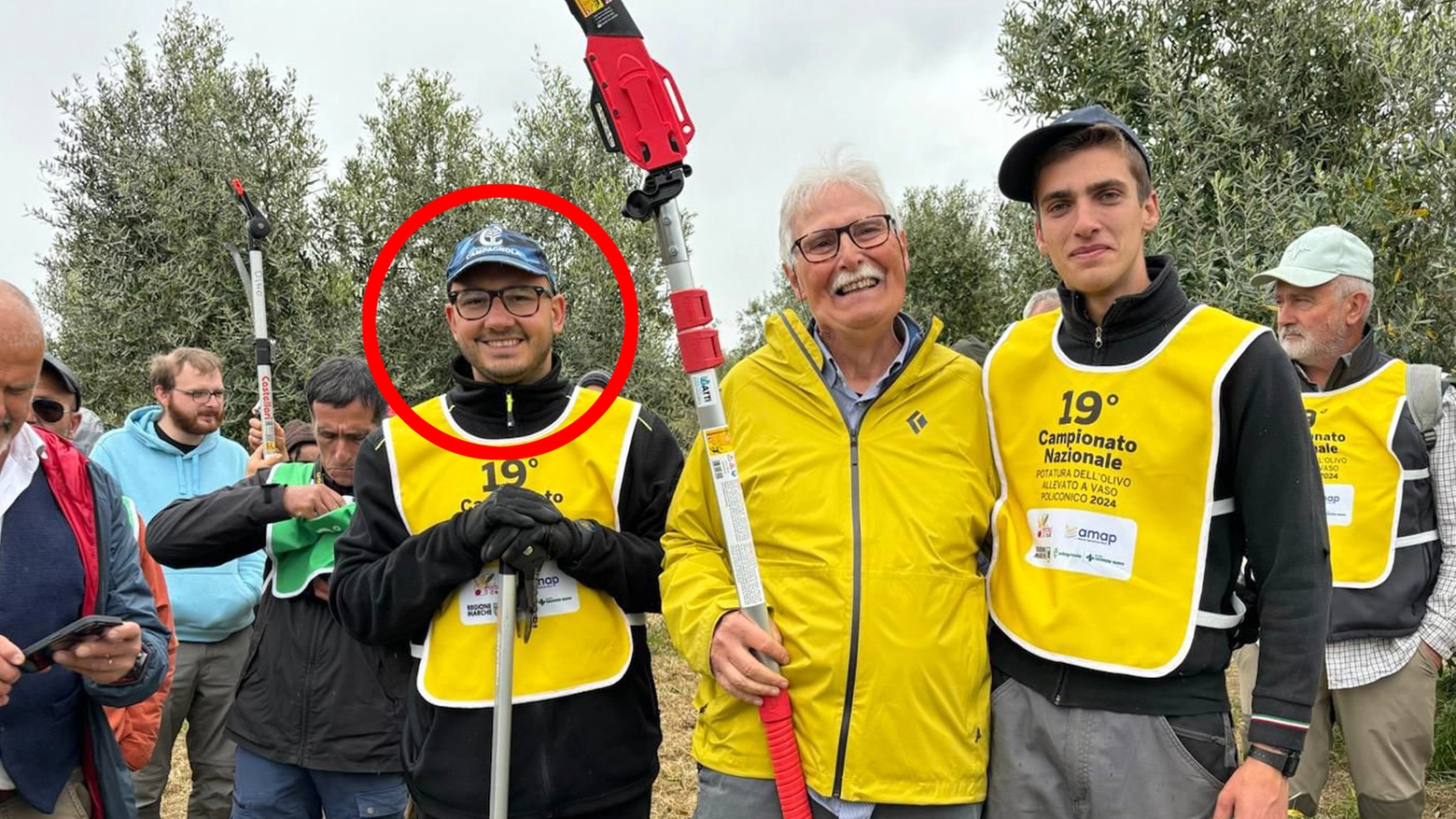 Il campione di potatura Edoardo Dottori, 33 anni (cerchiato in rosso) con la squadra delle Marche