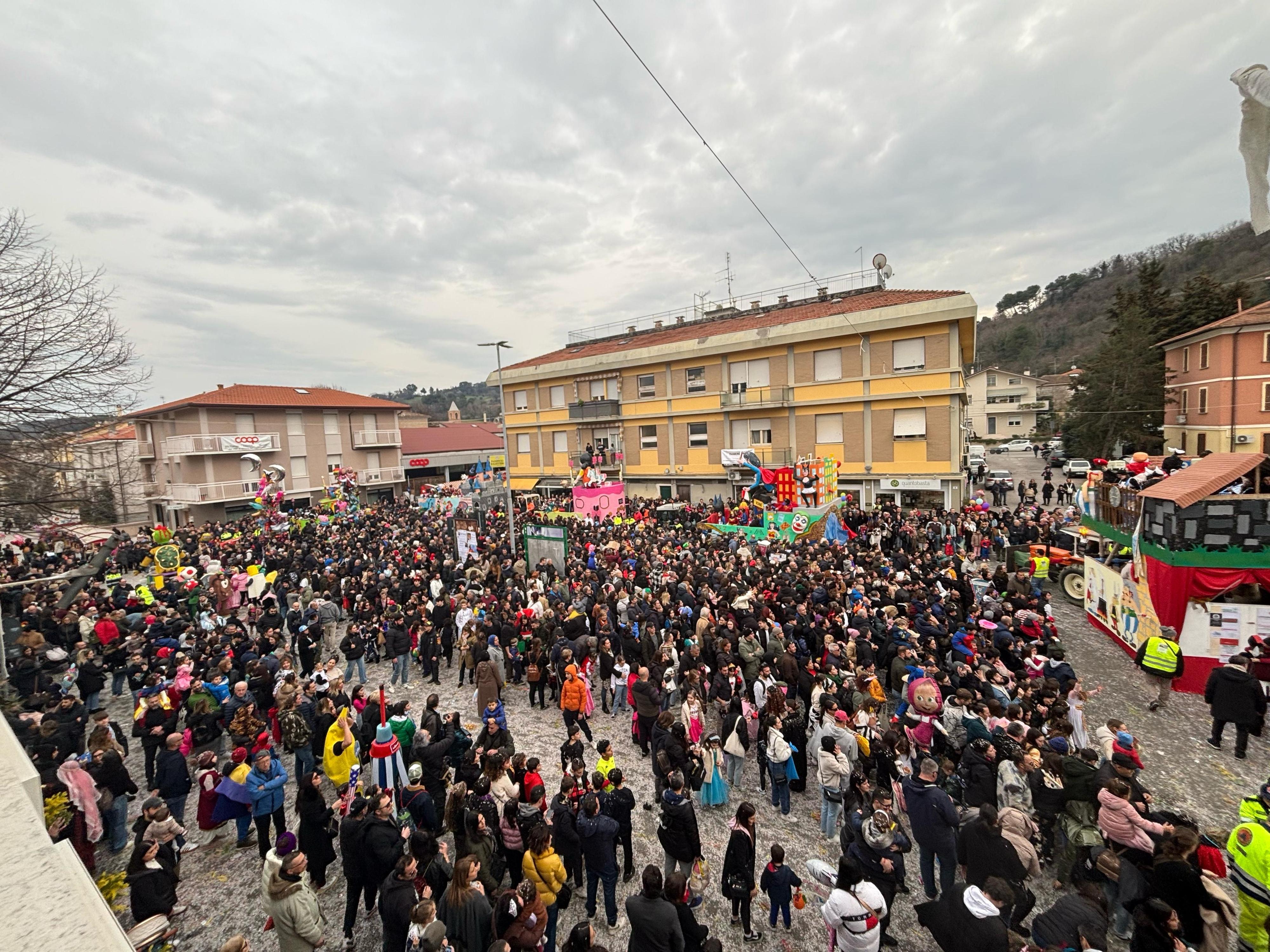 Villa Fastiggi da Ilrestodelcarlino.it Villa Fastiggi non delude gran folla al Carnevale anche se è Quaresima E volano uova di Pasqua
