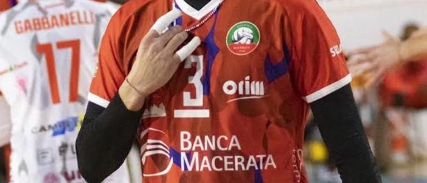 La Volley Banca Macerata vince contro Mantova grazie alla strategia di limitare gli errori e giocare da squadra. Marsili sottolinea l'importanza dell'unità e dell'esperienza per affrontare la decisiva sfida di domenica.