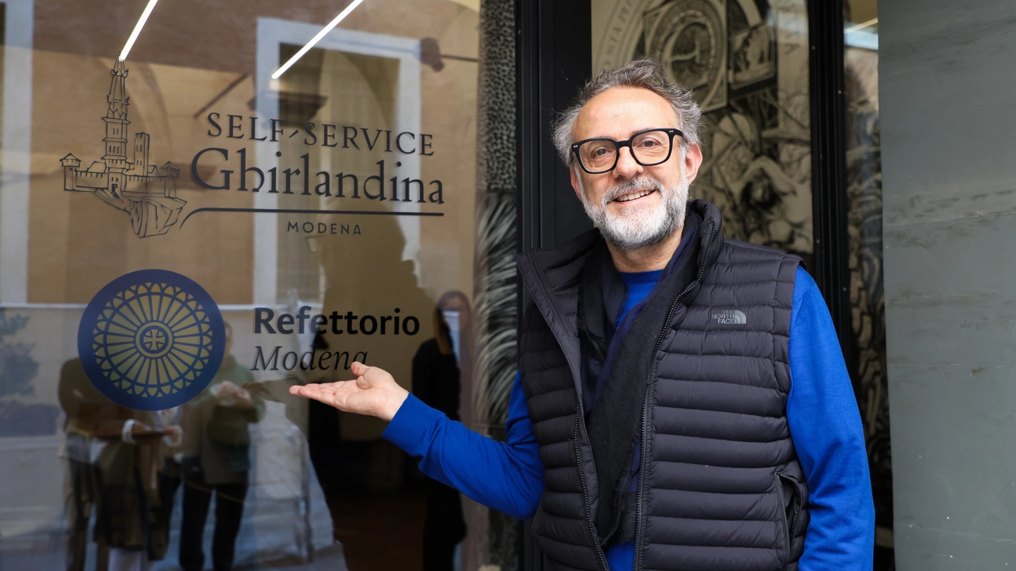 Lo chef Massimo Bottura presenta i locali rinnovati in via Leodoino della mensa Ghirlandina