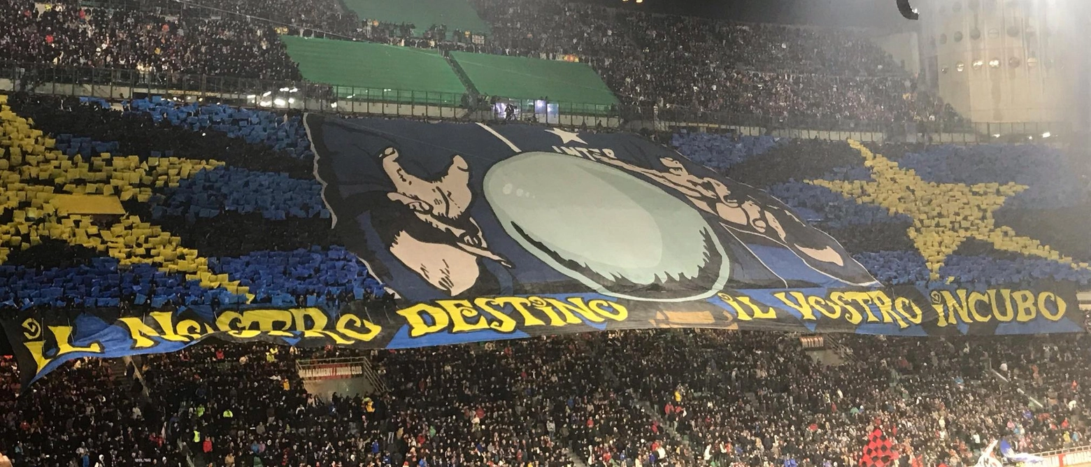 L'Inter festeggia il ventesimo scudetto dopo la vittoria nel derby contro il Milan. I tifosi si preparano per i festeggiamenti, mentre sul fronte rossonero si parla dell'addio imminente di Stefano Pioli.