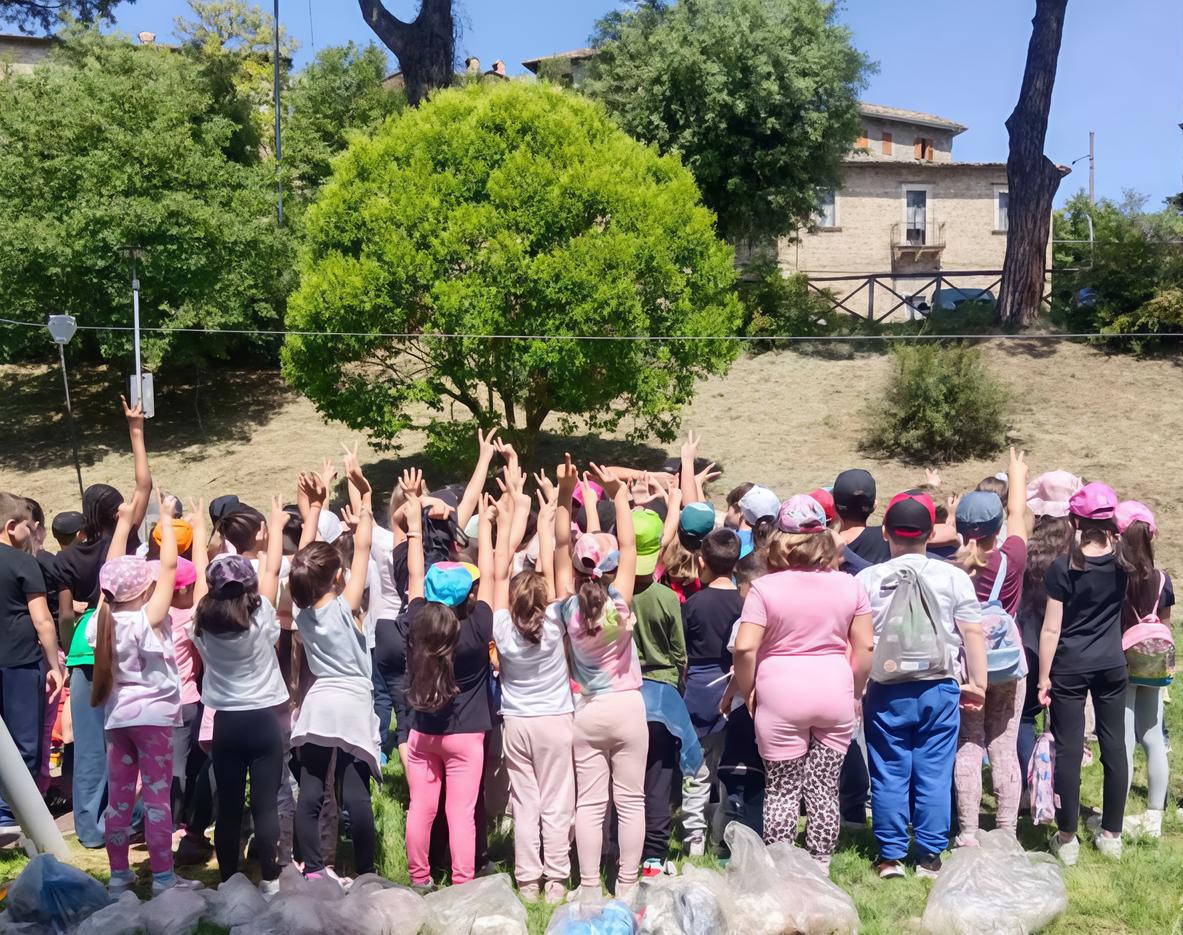 ‘Marche a Rifiuti Zero’ in azione con i bambini della scuola. Pulito il giardinetto comunale ‘Marche a Rifiuti Zero’ in azione con i bambini della scuola. Pulito il giardinetto comunale