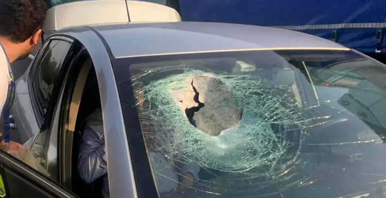 Barcaiuolo, incidente in A1. Auto centrata da un masso. In tre rischiano il processo