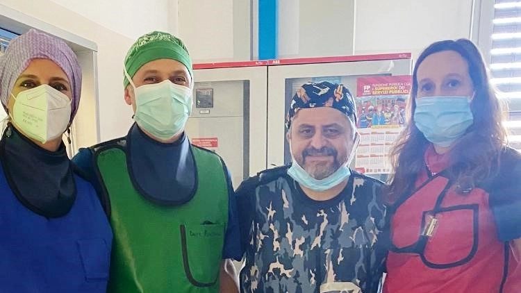Una parte del team di chirurgia vascolare, nefrologia e radiologia che ha operato la donna