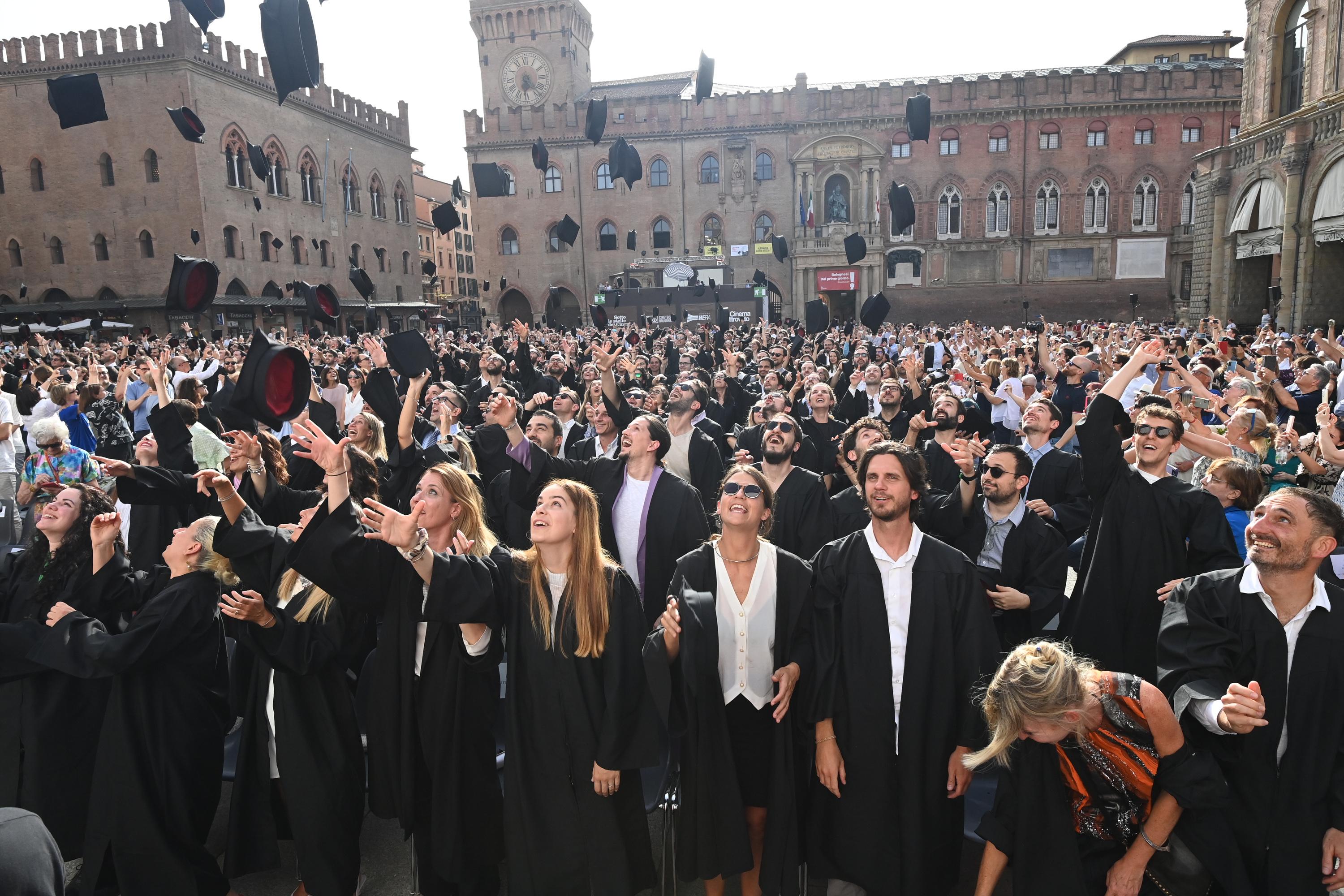 Dottorato di ricerca Unibo, quando sarà la cerimonia di proclamazione. In piazza Maggiore torna il lancio del tocco Dottorato di ricerca Unibo, quando sarà la cerimonia di proclamazione. In piazza Maggiore torna il lancio del tocco