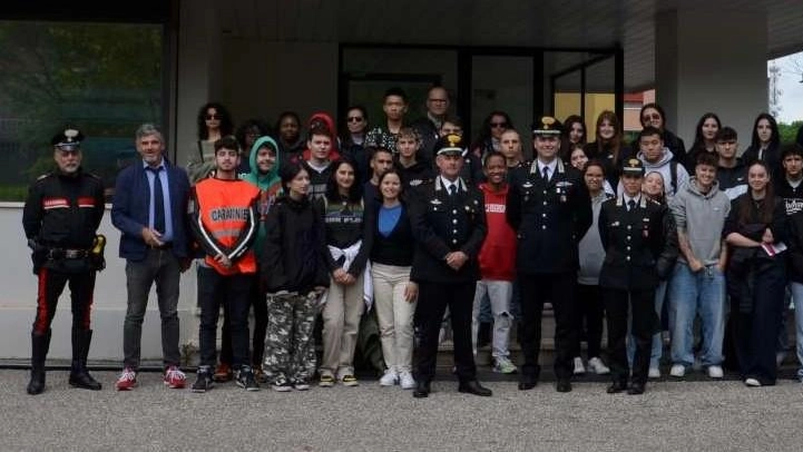 Studenti carabinieri per un giorno: "Imparano la sicurezza stradale"