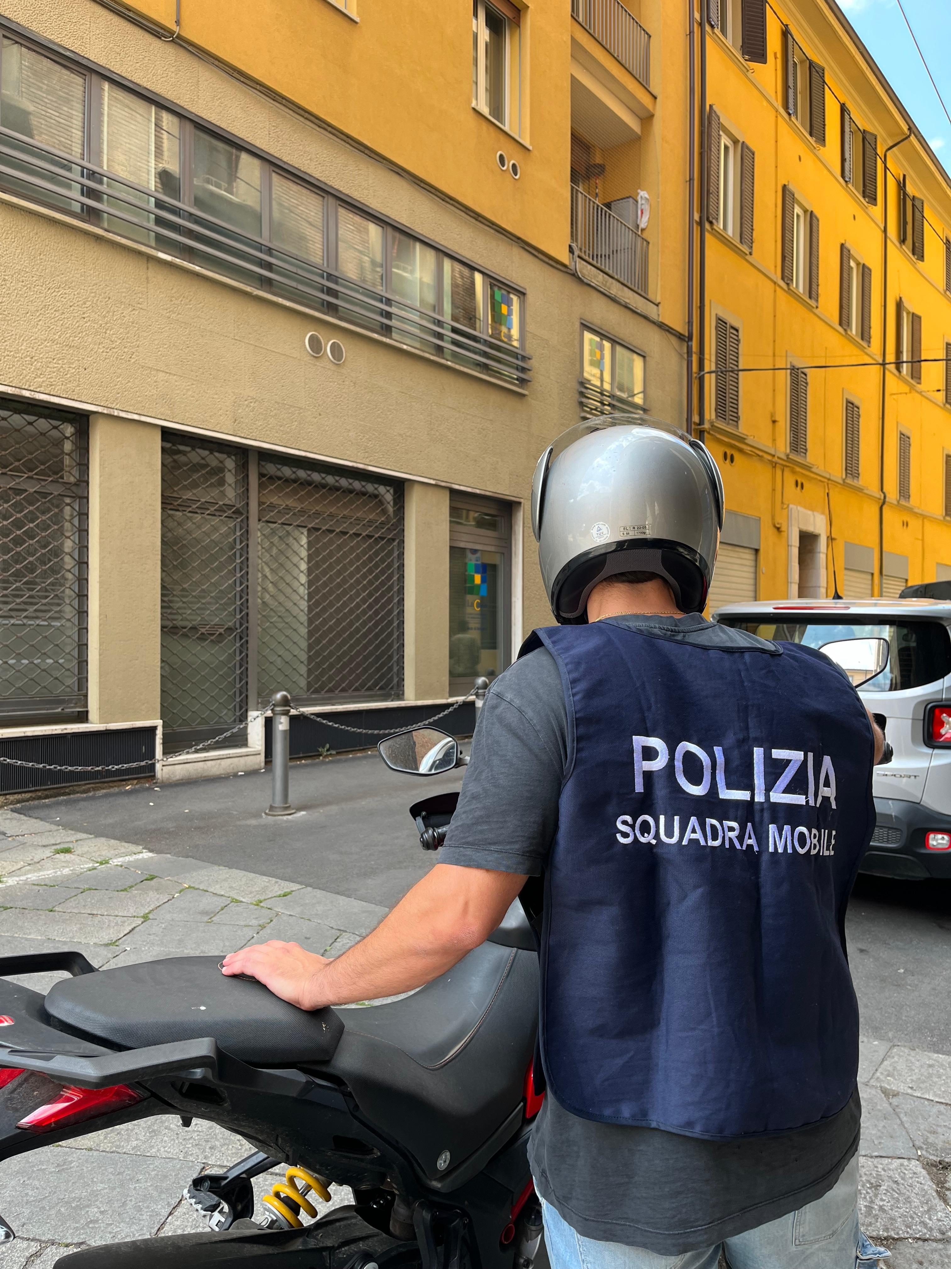 controlli della polizia due arresti e una denuncia per spaccio a bologna