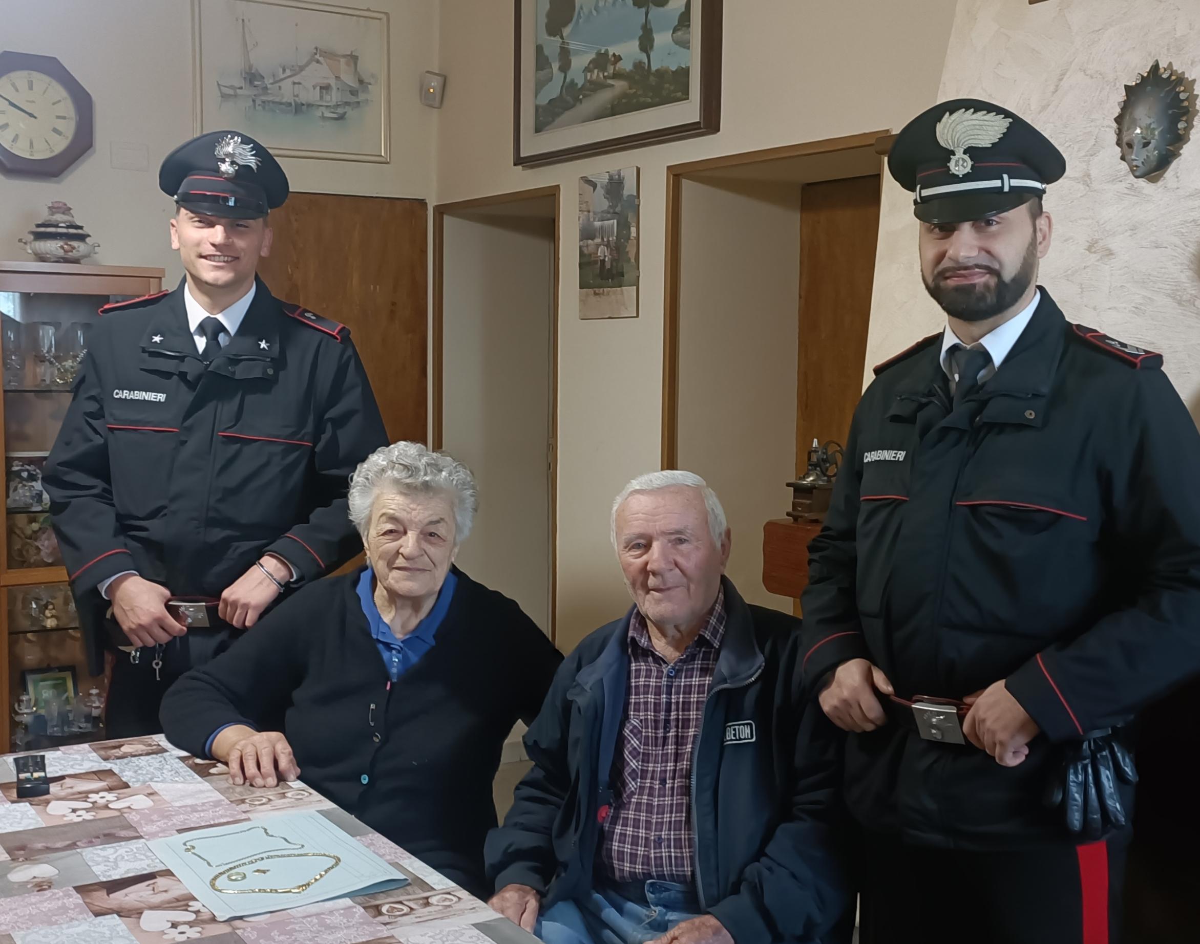Truffa del finto incidente, carabinieri restituiscono soldi e gioielli a una coppia di anziani Truffa del finto incidente, carabinieri restituiscono soldi e gioielli a una coppia di anziani