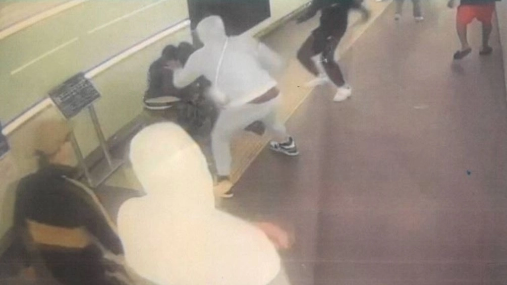 Una delle immagini  delle telecamere: pestaggio in atto alla stazione di Reggio Emilia