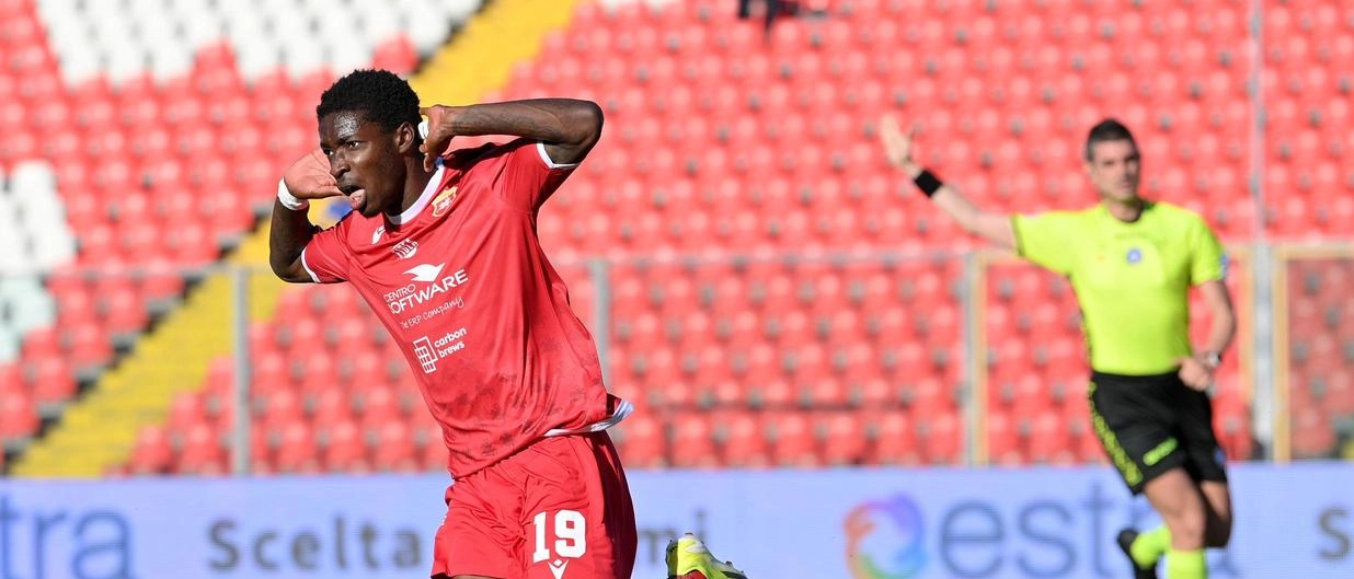 Il difensore Giuseppe Agyemang si distingue con un gol decisivo per l'Ancona, confermando la fiducia del mister Boscaglia e la determinazione della squadra. Una vittoria che infonde fiducia per il futuro.