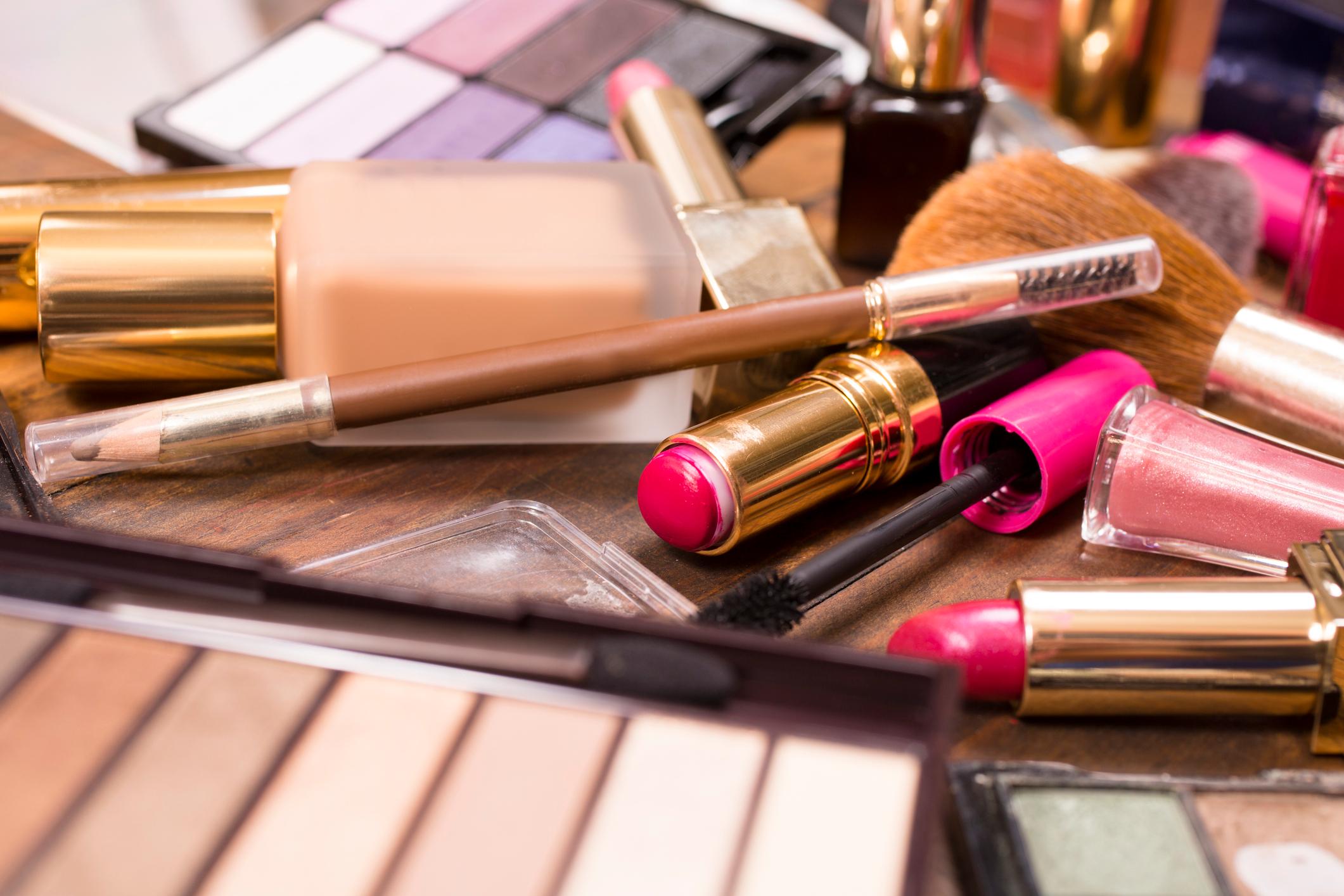Maxi furti di cosmetici all’Interporto: arrestati sei dipendenti infedeli Maxi furti di cosmetici all’Interporto: arrestati sei dipendenti infedeli
