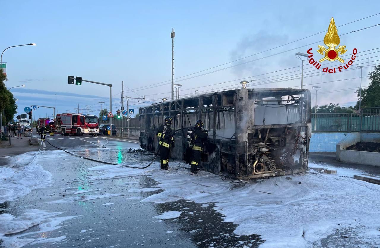 autobus a fuoco autista salva i passeggeri