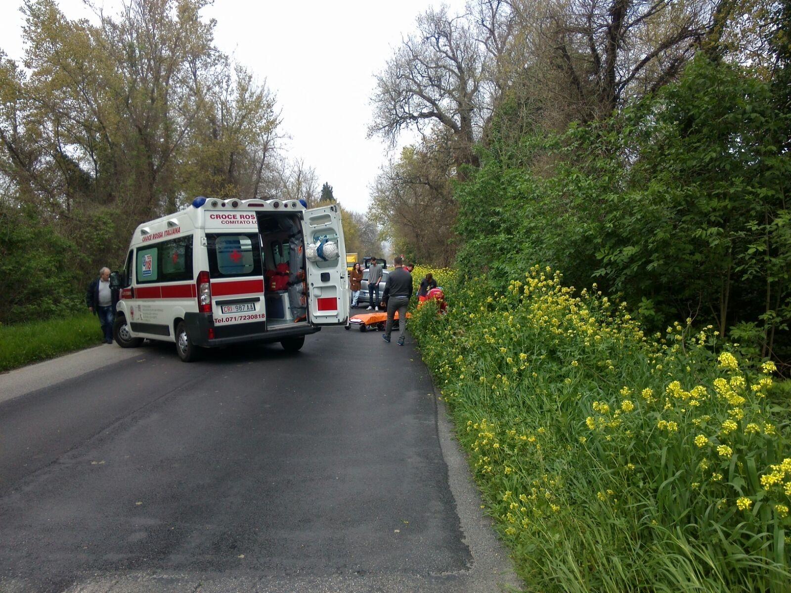 incidente a polverigi ancona si schianta contro un8217auto mentre va al lavoro morto motociclista