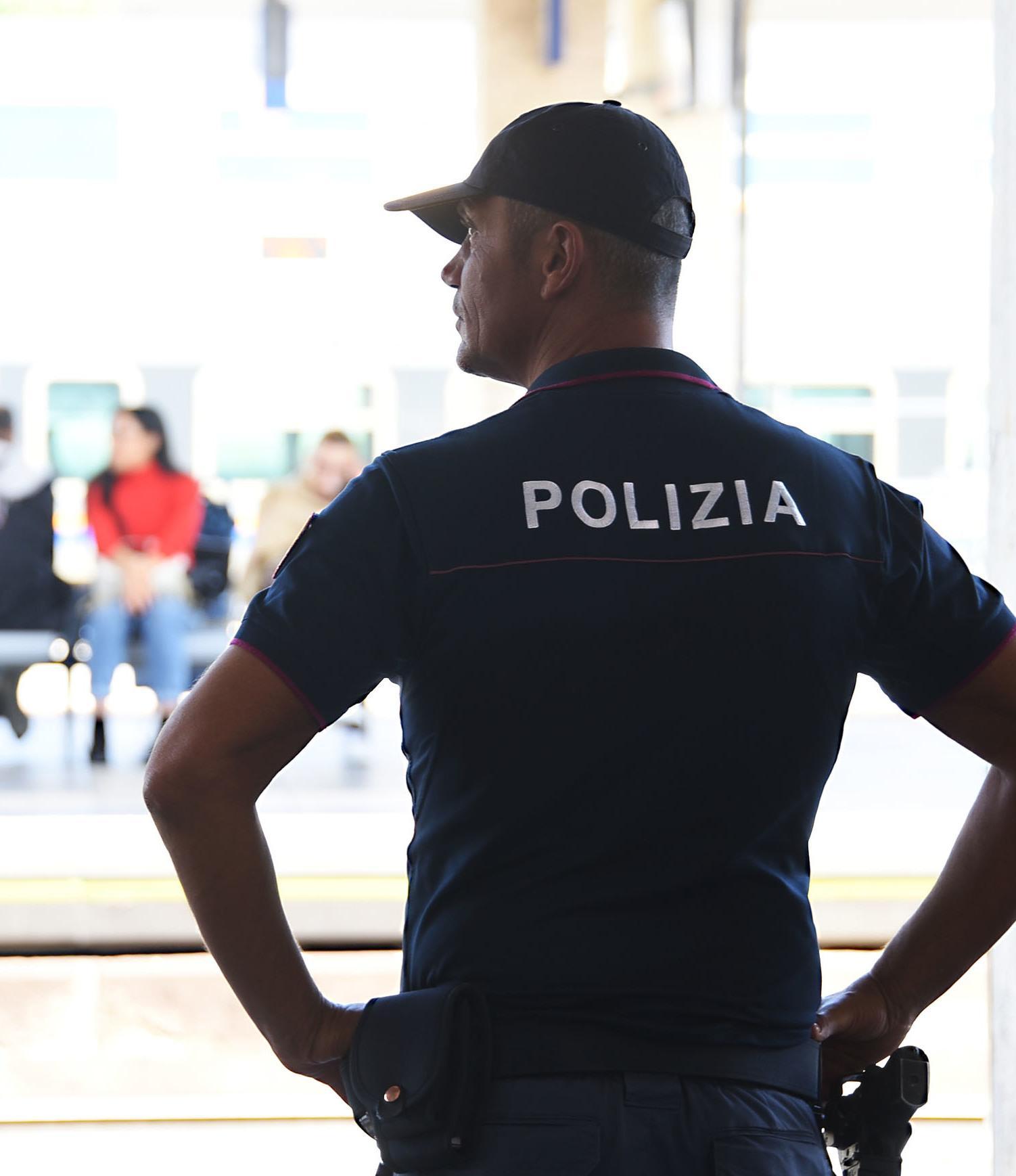 Tenta di truffare un agente e fugge. Denunciato dopo l’inseguimento Tenta di truffare un agente e fugge. Denunciato dopo l’inseguimento