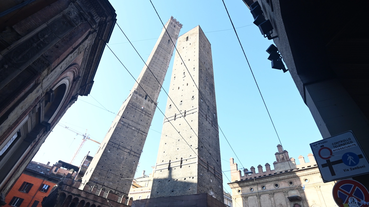 La rassegna corrisponde a una serie di appuntamenti e iniziative per tutte le età promosse dal comune di Bologna, per valorizzare il patrimonio culturale e il monumento simbolo della città