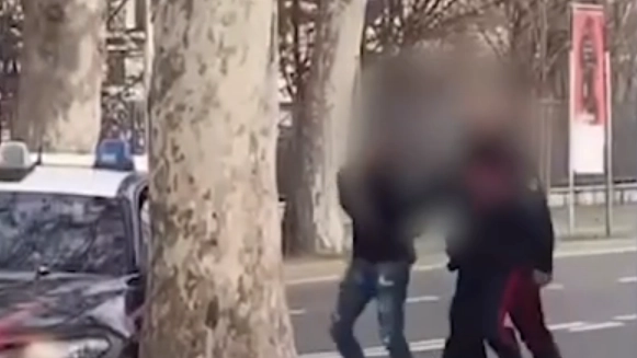 Ufficiali dei carabinieri trasferiti dopo le polemiche per il video delle botte agli arrestati (frame dai video)