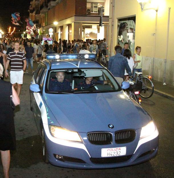 Si affrontano bande di ragazzini. Rissa sul lungomare nella notte Si affrontano bande di ragazzini. Rissa sul lungomare nella notte