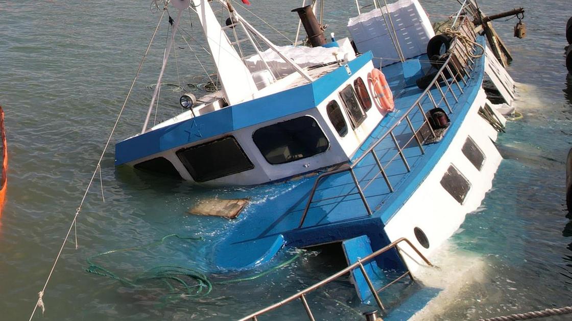 Due pescherecci affondati. Tragedie e crisi economica, mai così poche barche in mare