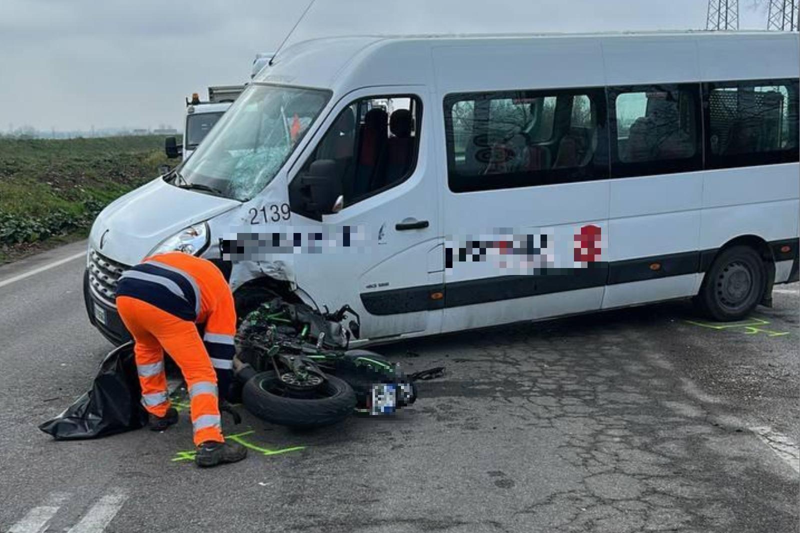 Incidente fra da Ilrestodelcarlino.it Incidente fra moto e pulmino a Malalbergo Bologna gravissimo 19enne