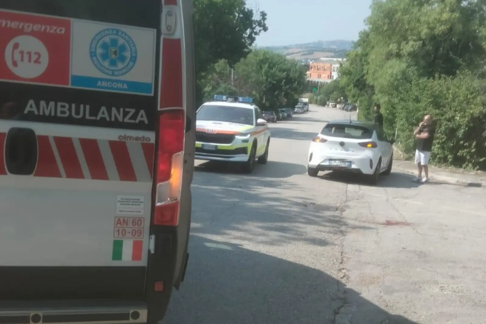 Investito da un’auto mentre va a fare l’esame di terza media: ragazzino gravissimo