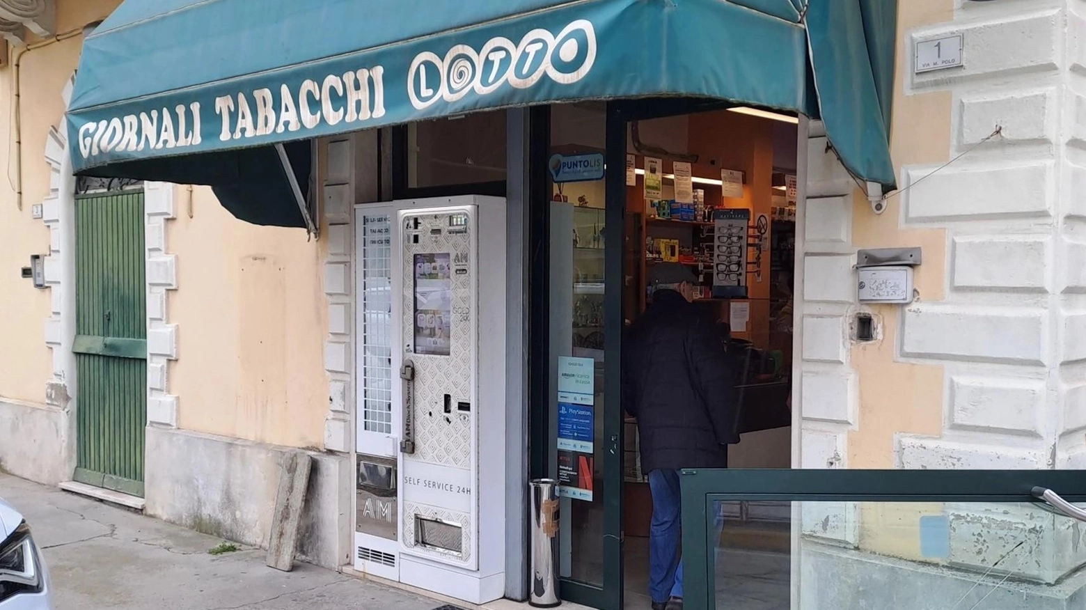 Furto in una tabaccheria a Genova: due individui armati hanno forzato la serranda e rubato gratta e vinci e sigarette. Fuggiti prima dell'arrivo dei carabinieri.