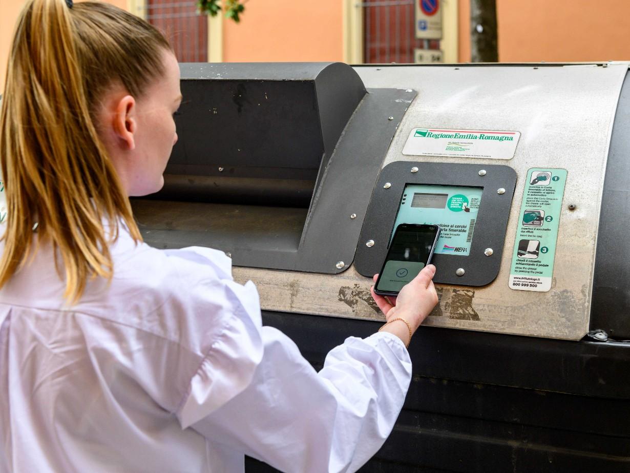 rifiuti nuova rivoluzione a imola nuovi contenitori e carta smeraldo