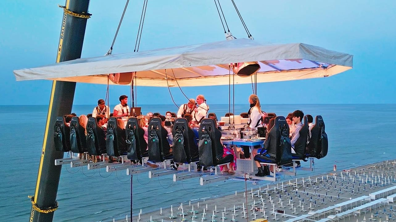 A luglio a Riccione ritorna Dinner in the sky, ristorante sospeso a 50 metri d'altezza con vista unica sull'Adriatico. Menù gourmet e esperienza indimenticabile.