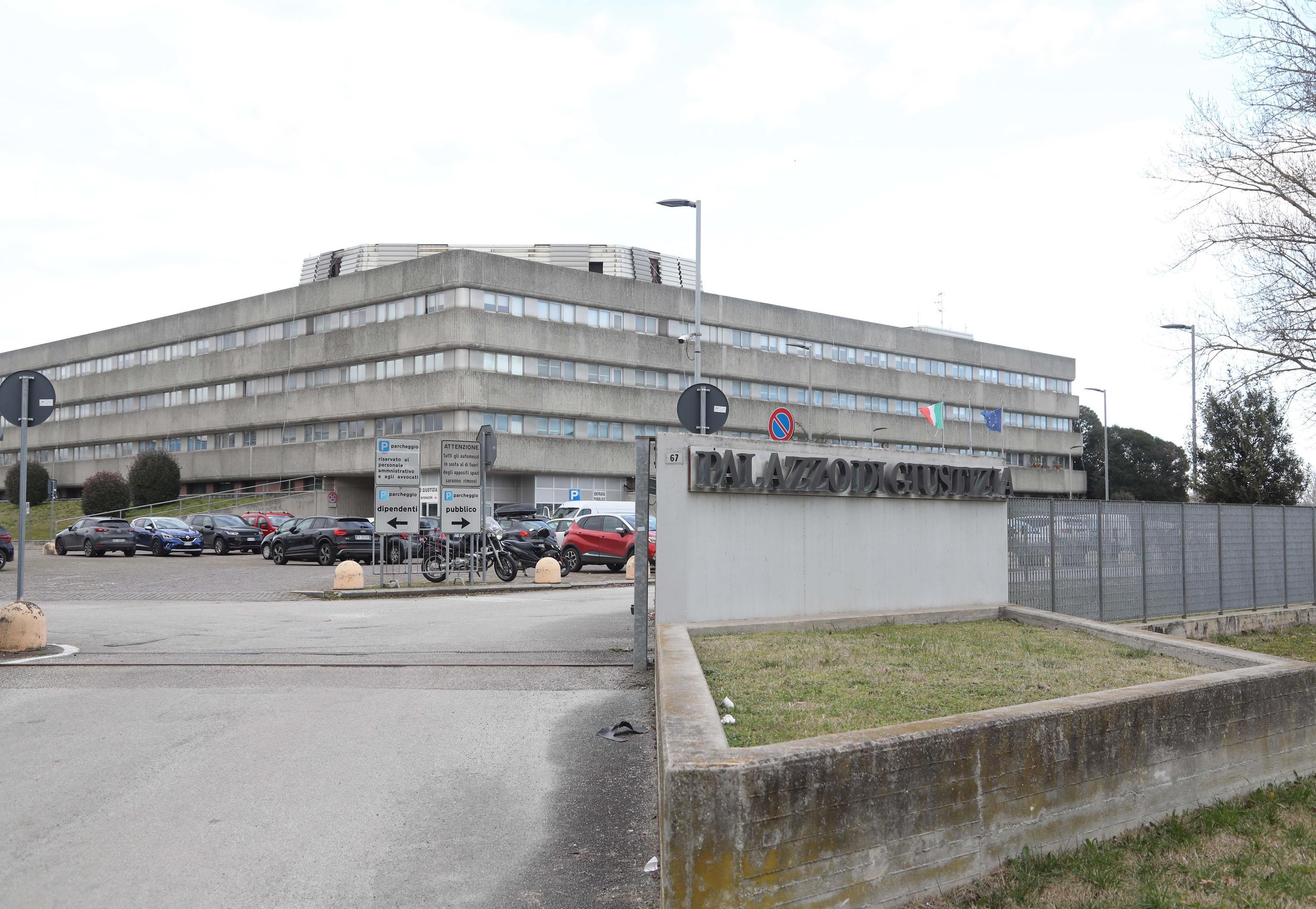 Dal bacio negato al processo in tribunale