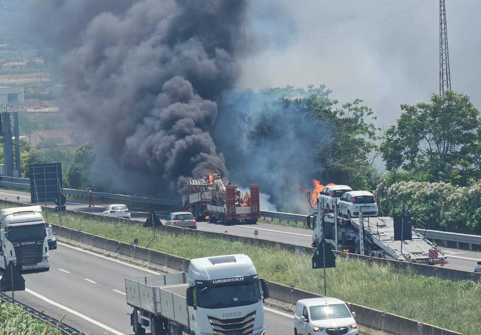 Camion a fuoco in A14. Le fiamme si propagano in un campo di grano. Disastro sfiorato Camion a fuoco in A14. Le fiamme si propagano in un campo di grano. Disastro sfiorato