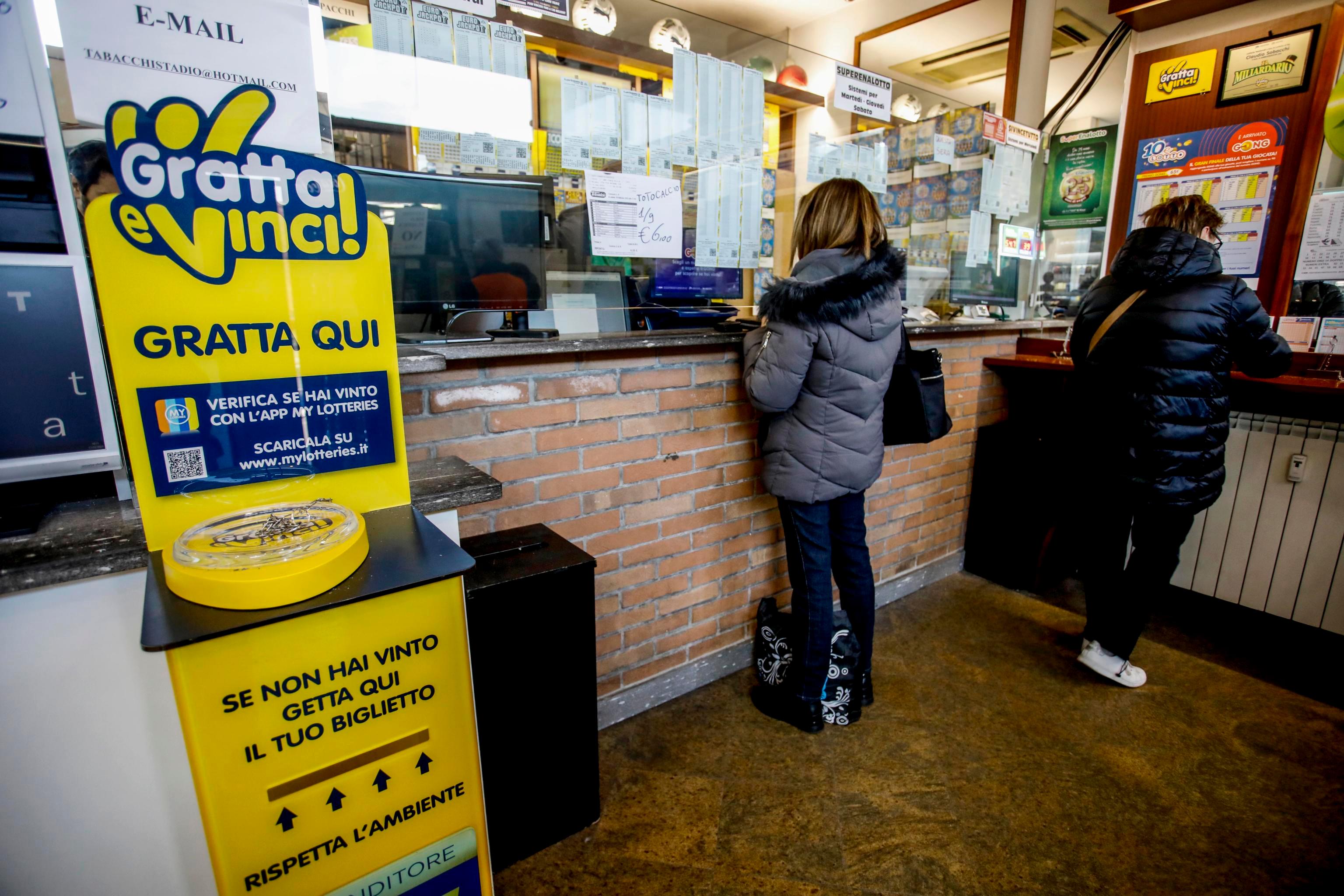 Vinti 2 milioni di euro con schedina da 10 del ‘Gratta e Vinci’: super colpo nelle Marche Vinti 2 milioni di euro con schedina da 10 del ‘Gratta e Vinci’: super colpo nelle Marche
