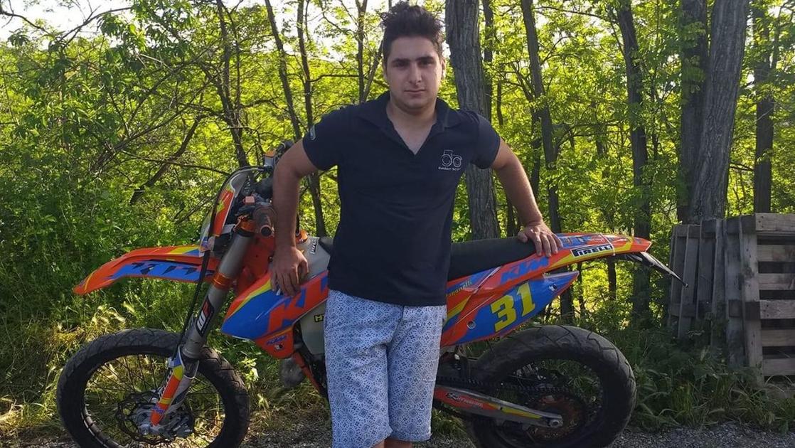 Matteo Paganelli morto in moto a 22 anni: frontale con un’auto poi il rogo. "Un grande lavoratore, uno choc"