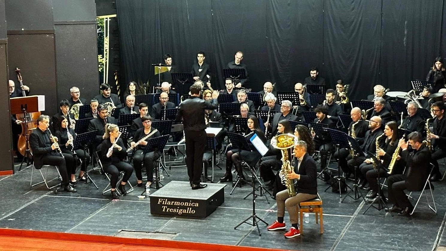 La Filarmonica Tresigallo apre la stagione estiva con il concerto di primavera al Teatro ‘900 di Tresigallo. Il programma include nuove proposte musicali e solisti di talento, presentati dal direttore Paolo Lenzi e dal presentatore Filippo Scabbia.