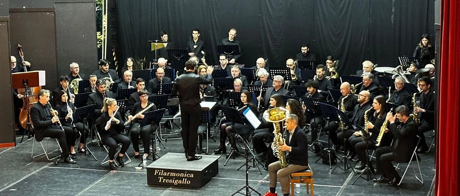 La Filarmonica Tresigallo apre la stagione estiva con il concerto di primavera al Teatro ‘900 di Tresigallo. Il programma include nuove proposte musicali e solisti di talento, presentati dal direttore Paolo Lenzi e dal presentatore Filippo Scabbia.