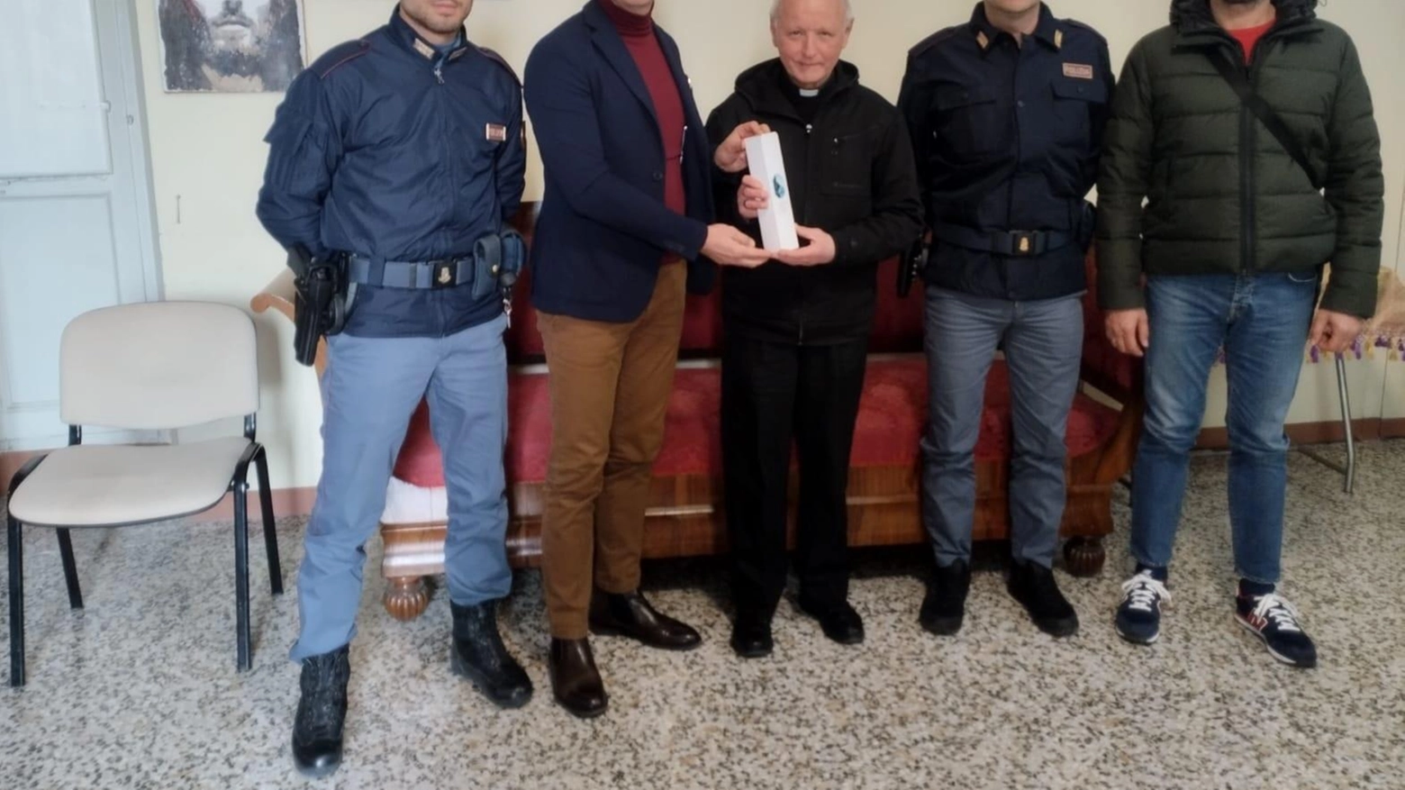 La polizia consegna l'olio di Capaci al vescovo monsignor Gerardo Rocconi, proveniente dagli alberi d'ulivo del giardino della memoria dedicato alle vittime di mafia.