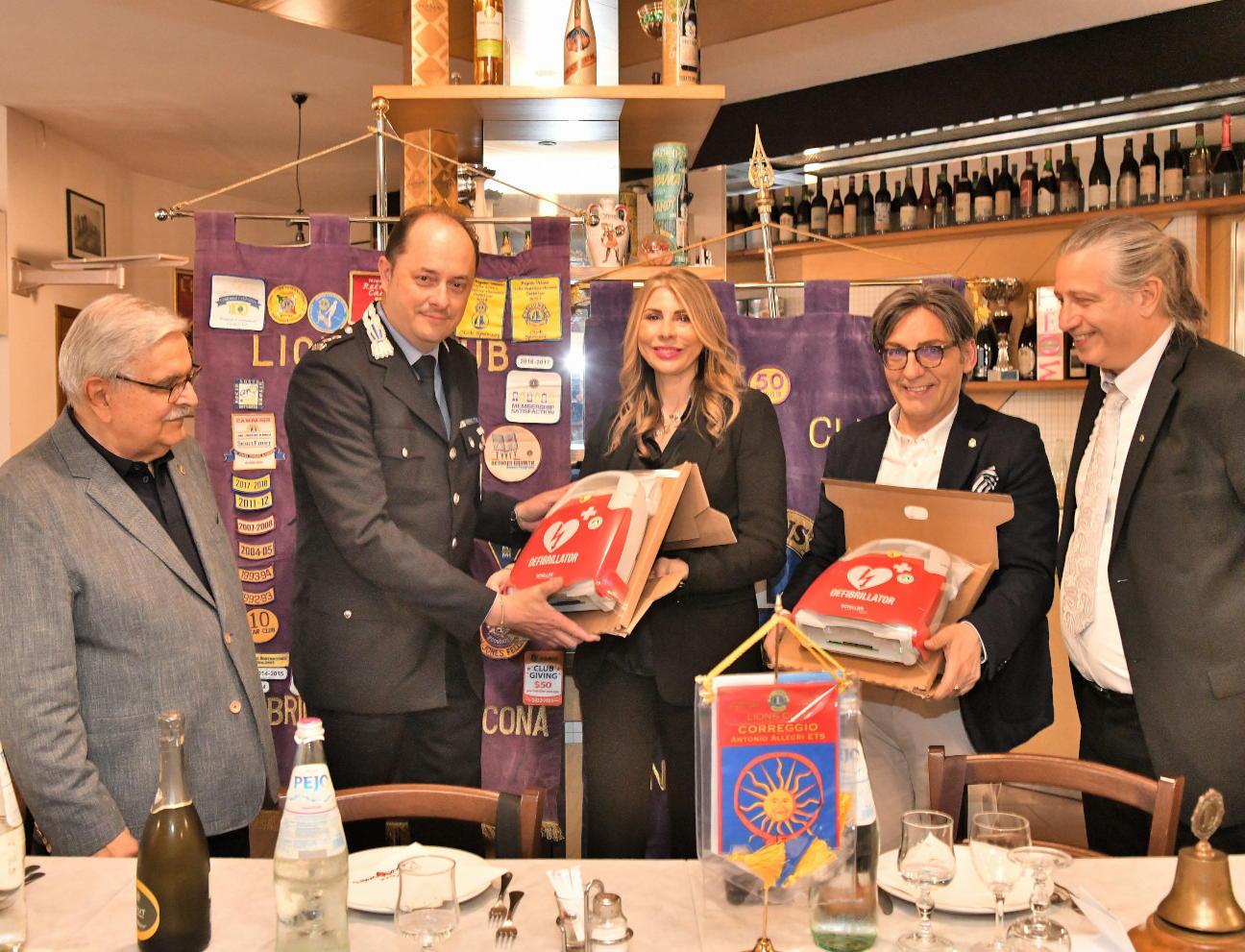 il lions club dona defibrillatori alla polizia della pianura reggiana