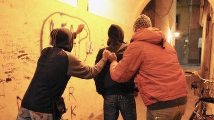 Picchiano 16enne a Bologna perché non vuole spacciare e lo rapinano: arrestati