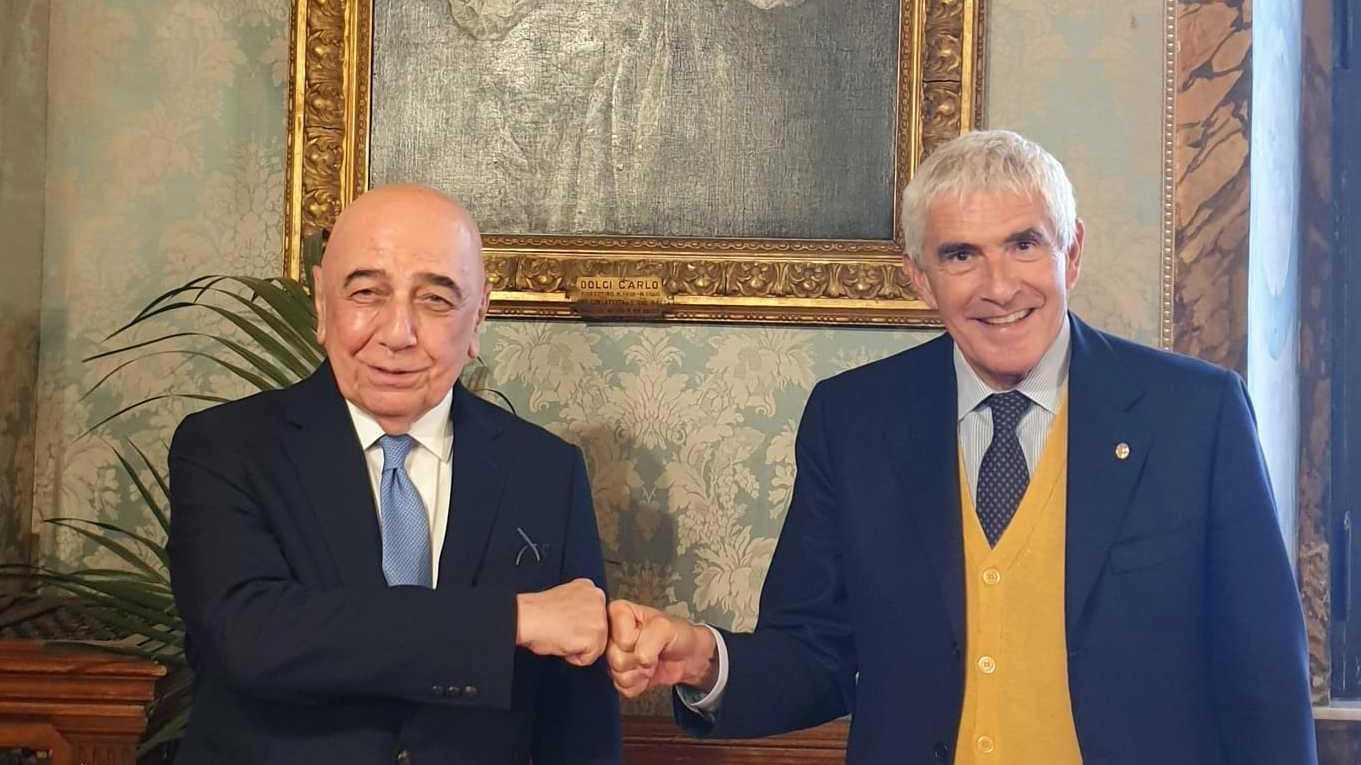 Adriano Galliani e Pier Ferdinando Casini si incontrano al Senato prima di assistere alla partita Bologna-Monza. Pur condividendo la passione per il calcio, sosterranno squadre opposte, mantenendo rispetto reciproco.