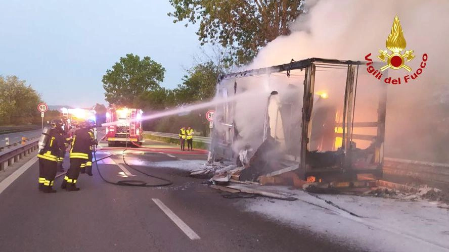 A far scaturire l’incendio potrebbe essere stato il surriscaldamento dei freni. Distrutto il carico di mobili.