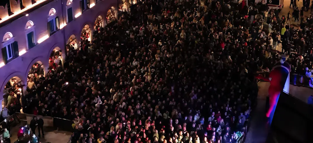 Discoteca in piazza, un pieno di divertimento