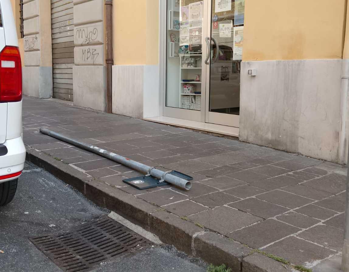 cartello contro il negozio resta intrappolata