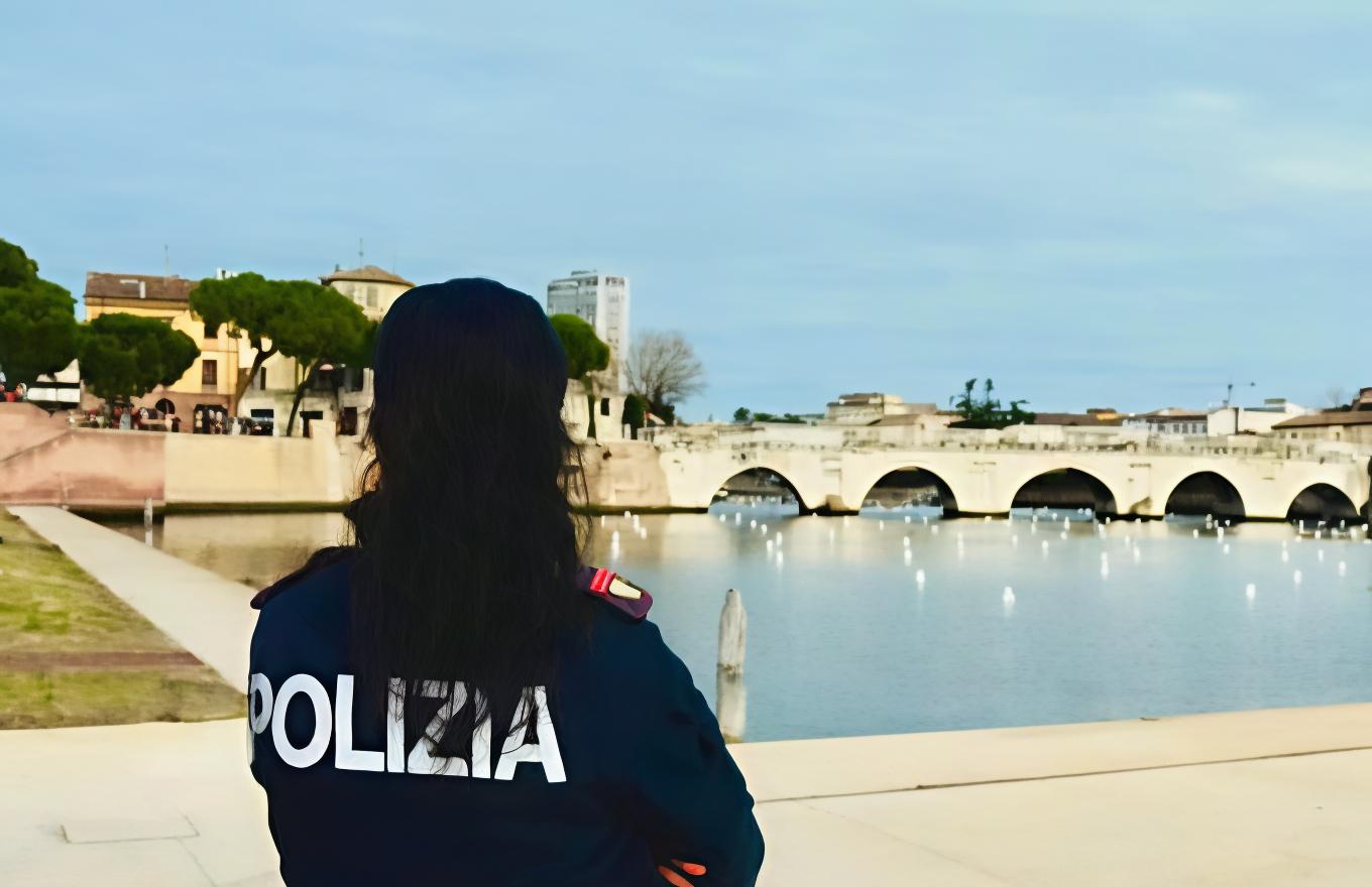 atti osceni al ponte di tiberio esibizionista picchia gli agenti fermato con spray urticante