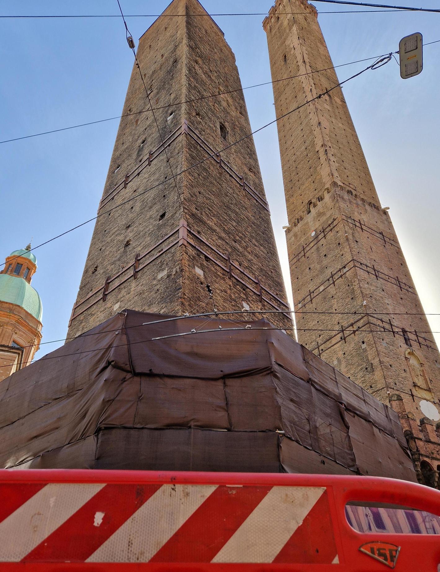 attimi di panico in centro garisenda allarme crollo ma è un errore scusate da Ilrestodelcarlino.it attimi di panico in centro garisenda allarme crollo ma è un errore scusate