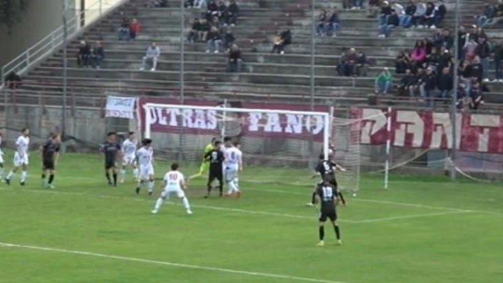 Alma Juventus Fano e Atletico Ascoli pareggiano 1-1 in una partita equilibrata e condizionata dal vento. Il punto conquistato è importante per entrambe le squadre, ma l'Alma Fano rischia la retrocessione in Eccellenza.
